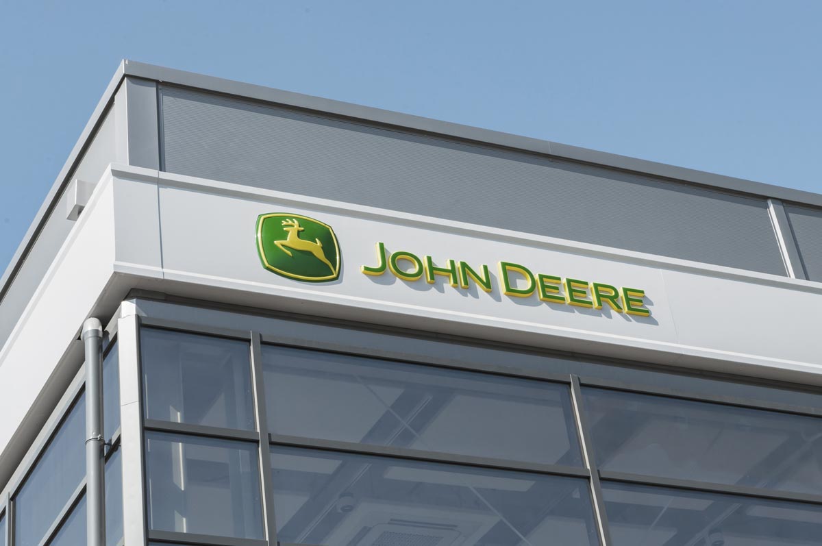oznakowanie budynku John Deere detal