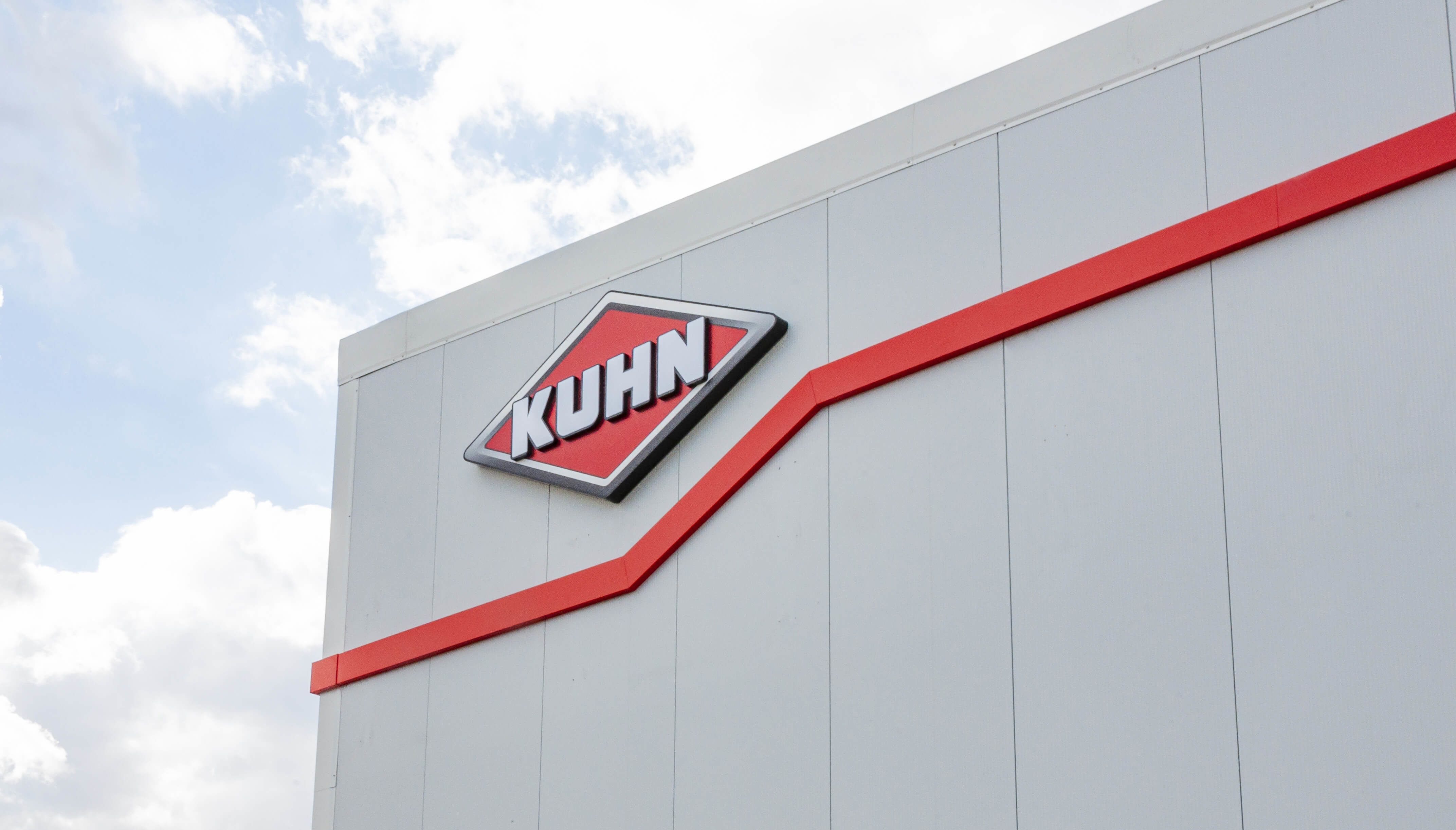 branding zewnętrzny logo KUHN na budynku