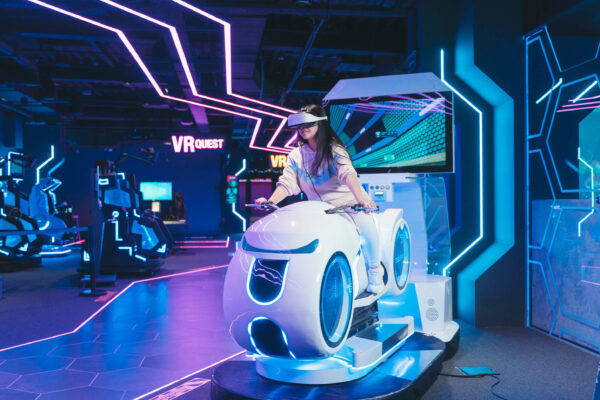 Dziewczyna korzystająca ze sprzętu i okularów VR w salonie gier VR